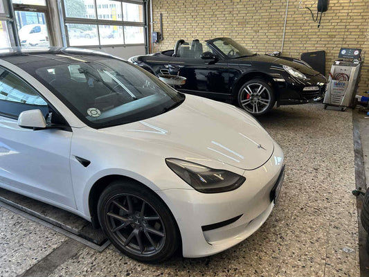 Tesla Model 3 og Model Y dumper syn på stribe