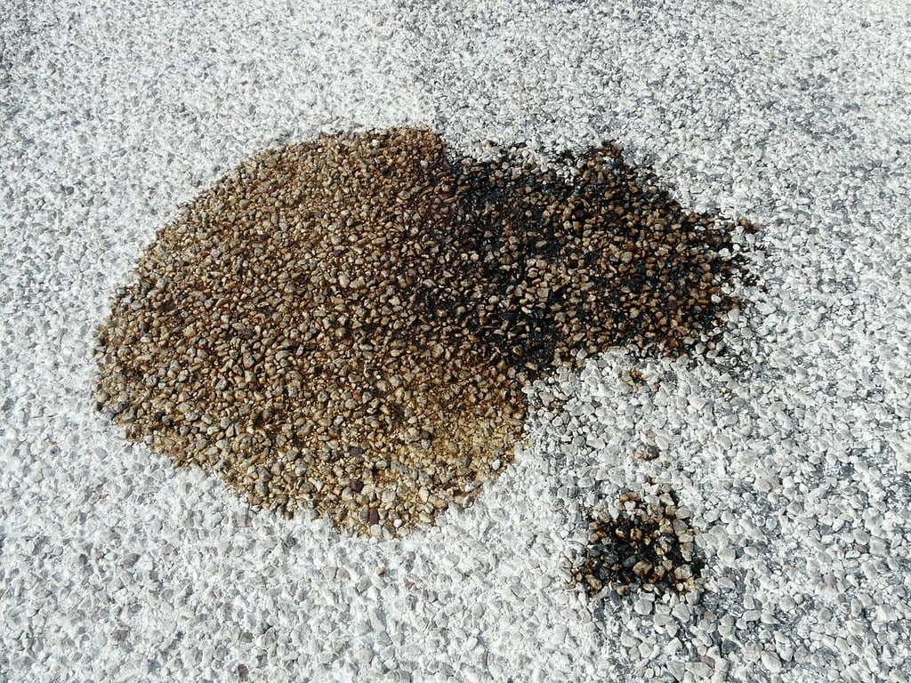 Hvorfor drypper der olie fra bilen efter service?