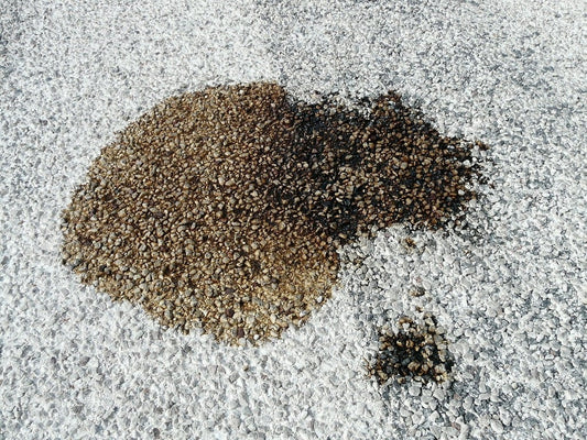 Hvorfor drypper der olie fra bilen efter service?